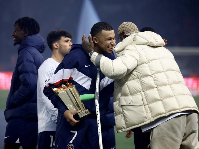 Soccer Football - Ligue 1 - Paris St Germain v Nantes - Parc des Princes, Paris, France - March 4, 2023 
Paris St Germain's Kylian Mbappe celebrates with a trophy and with Presnel Kimpembe during the ceremony after becoming Paris St Germain's all time top goalscorer with 201 goals REUTERS/Sarah Meyssonnier