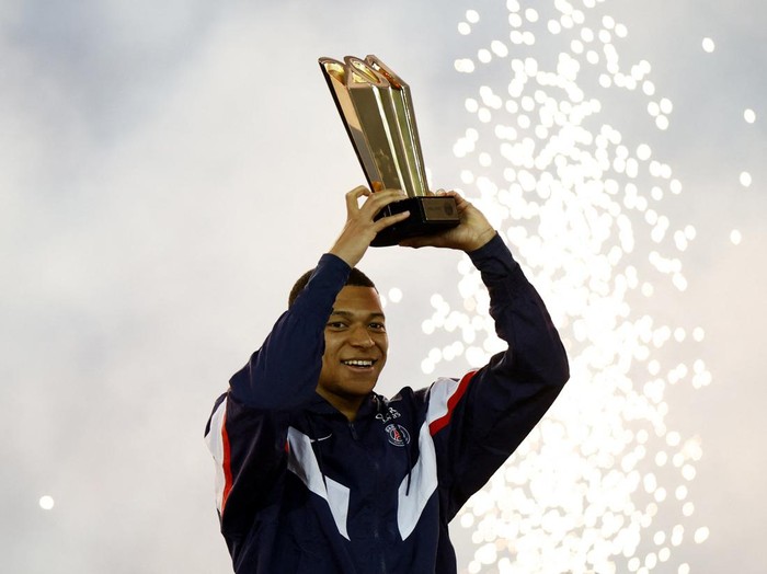 Soccer Football - Ligue 1 - Paris St Germain v Nantes - Parc des Princes, Paris, France - March 4, 2023  Paris St Germain's Kylian Mbappe celebrates with a trophy during the ceremony after becoming Paris St Germain's all time top goalscorer with 201 goals REUTERS/Sarah Meyssonnier