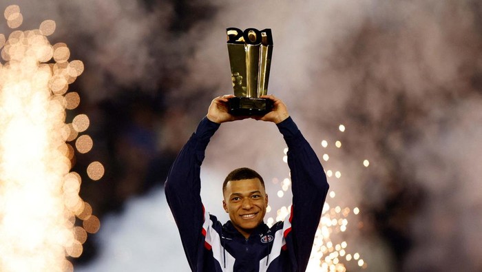 Soccer Football - Ligue 1 - Paris St Germain v Nantes - Parc des Princes, Paris, France - March 4, 2023 
Paris St Germain's Kylian Mbappe celebrates with a trophy and with Presnel Kimpembe during the ceremony after becoming Paris St Germain's all time top goalscorer with 201 goals REUTERS/Sarah Meyssonnier