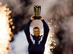 Kylian Mbappe menerima penghargaan top scorer sepanjang masa PSG di Paris.
