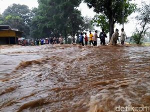 Curah Hujan Tinggi, Jalur Bondowoso-Jember Berubah Jadi Sungai Curah Hujan Tinggi, Jalur Bondowoso-Jember Berubah Jadi Sungai