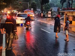 Jalur Bondowoso-Jember Sempat Berubah Jadi Sungai Surut, Lalin Mulai Normal Jalur Bondowoso-Jember Sempat Berubah Jadi Sungai Surut, Lalin Mulai Normal