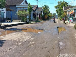 Sindiran Warga Blitar Jadikan Jalan Rusak Seolah Waterpark Sindiran Warga Blitar Jadikan Jalan Rusak Seolah Waterpark