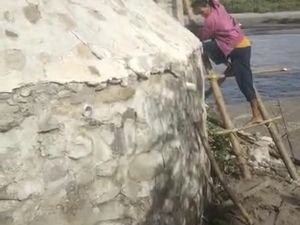 Viral, Emak-emak Nekat Beraksi Menyeberangi Jembatan Putus