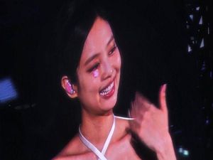 Jennie BLACKPINK Bikin Heboh Pakai Plester Chanel Sebelum Konser di Jakarta