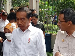 Jokowi Kunjungi Tenda Pengungsian Korban Kebakaran Depo Plumpang