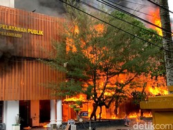 Kantor Mal Pelayanan Publik Pekanbaru Kebakaran, Api Membubung Tinggi