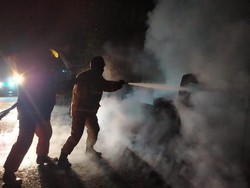 Pikap Muat 15 Drum Solar di Jember Terbakar, Api Sambar Toko Sembako