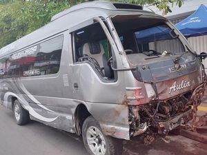 Minibus GP Ansor Kecelakaan Akibat Dilempar Batu di Trenggalek, 8 Orang Luka