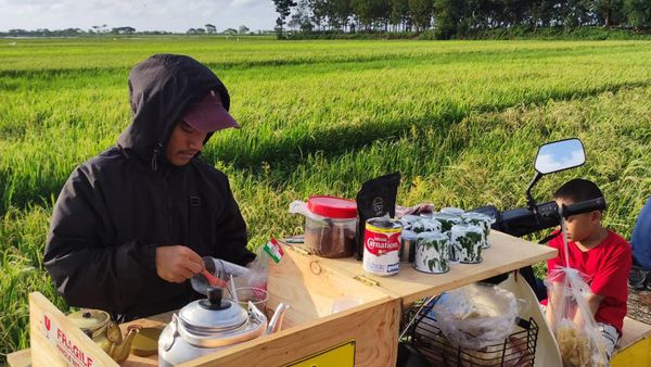 Sore Sederhana, Nongkrong di Pinggir Jalan Bersama Kopi Kaki Lima