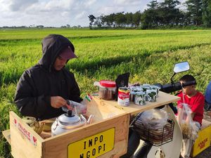 Sore Sederhana, Nongkrong di Pinggir Jalan Bersama Kopi Kaki Lima