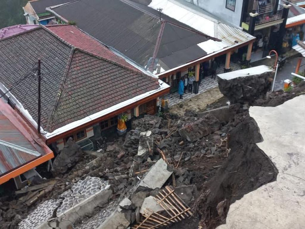 Tebing Setinggi 20 Meter di Tosari Pasuruan Longsor Terjang 5 Rumah Warga Tebing Setinggi 20 Meter di Tosari Pasuruan Longsor Terjang 5 Rumah Warga