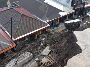 Tebing Setinggi 20 Meter di Tosari Pasuruan Longsor Terjang 5 Rumah Warga Tebing Setinggi 20 Meter di Tosari Pasuruan Longsor Terjang 5 Rumah Warga