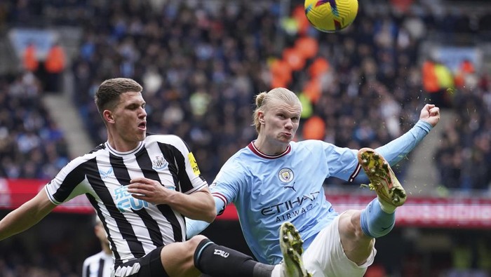 Manchester Citys Erling Haaland, right, challenges for the ball with Newcastles Sven Botman during the English Premier League soccer match between Manchester City and and Newcastle, at the Etihad stadium in Manchester, England, Saturday, March 4, 2023. (AP Photo/Dave Thompson)