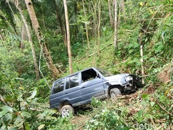 Mobil Terjun ke Jurang di Tanjakan Sungapan Kokap Kulon Progo