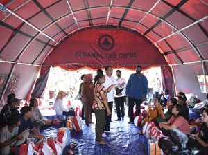 Momen Jokowi Kunjungi Korban Kebakaran Depo Pertamina Plumpang Momen Jokowi Kunjungi Korban Kebakaran Depo Pertamina Plumpang