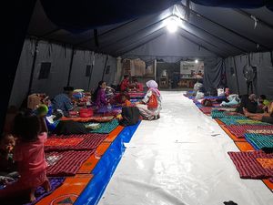 Pengungsi Korban Depo Plumpang Bertambah, PMI Jakut Pasang Kasur Tambahan