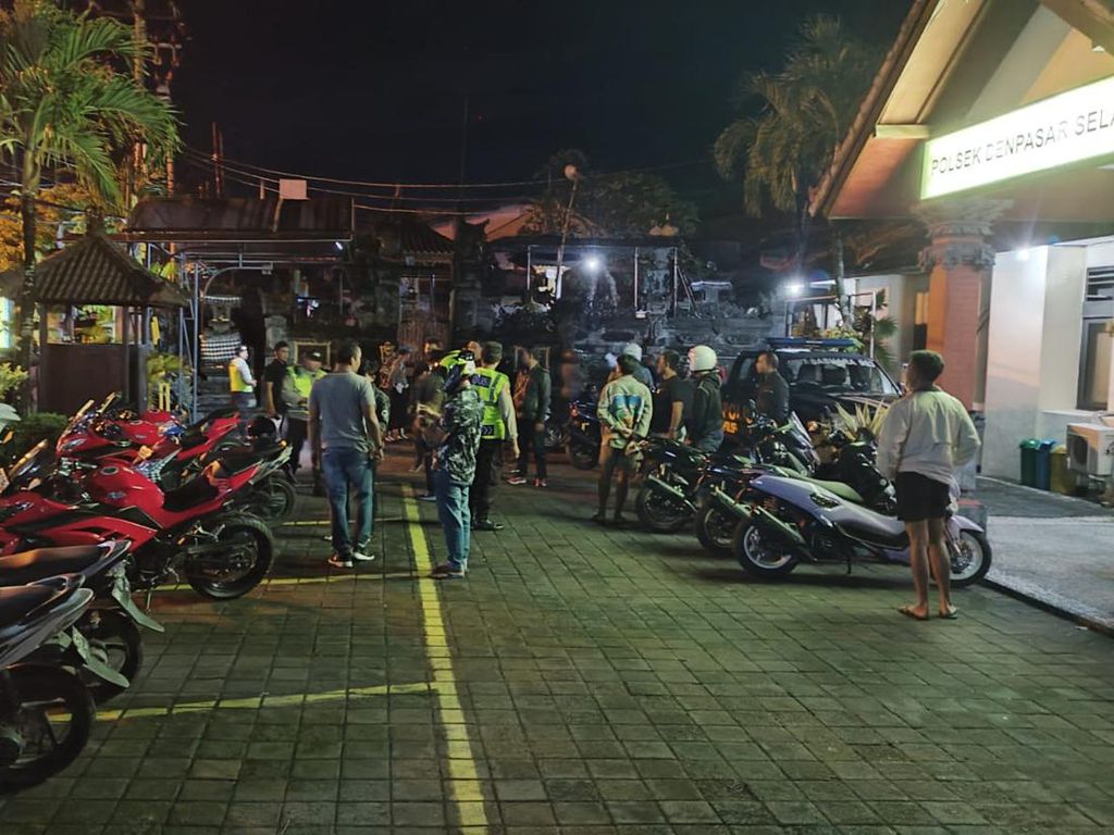 Razia Dini Hari Polsek Densel, 17 Pengendara Ditindak-7 Motor Ditahan Razia Dini Hari Polsek Densel, 17 Pengendara Ditindak-7 Motor Ditahan