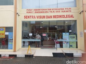 Keluarga Korban Kebakaran Depo Plumpang Datangi RS Polri Serahkan Data Keluarga Korban Kebakaran Depo Plumpang Datangi RS Polri Serahkan Data