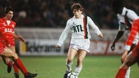 Safet Susic, legenda sepakbola Bosnia & Herzegovina, menjadi pemilik 85 gol bagi PSG dan menempati urutan ke-10 daftar top skor klub. (Foto: Gilbert Iundt/Corbis/VCG via Getty Images)