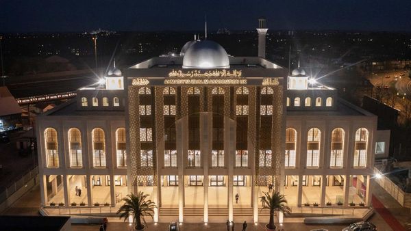 Sah! Masjid Terbesar di Inggris Resmi Dibuka Kembali
