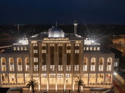 Sah! Masjid Terbesar di Inggris Resmi Dibuka Kembali