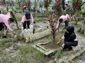 Srikandi Ganjar Bebersih Makam Bareng Remaja Masjid di Deli Serdang