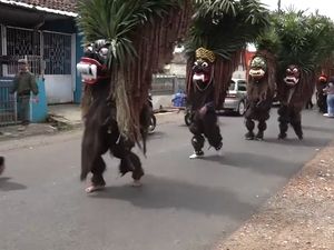 Relawan Pendukung Ganjar Gelar Pawai Kesenian Bebegig Asal Ciamis