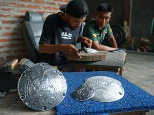 Ukiran Kover Mesin Moge Bikinan Perajin Mojokerto Diekspor ke 4 Benua Ukiran Kover Mesin Moge Bikinan Perajin Mojokerto Diekspor ke 4 Benua