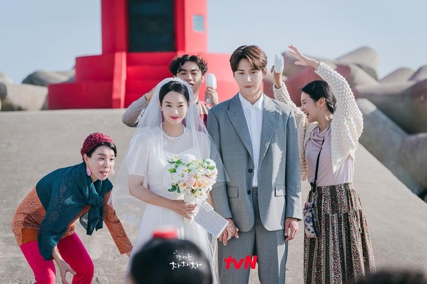 Scene drama Hometown Cha Cha Cha yang disutradarai Yoo Je Woon/Foto: Instagram.com/tvn_drama Scene drama Hometown Cha Cha Cha yang disutradarai Yoo Je Woon