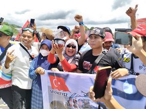 Curi Perhatian, IRT Asal Malang Dapat Kesempatan Angkat Piala Toprak Curi Perhatian, IRT Asal Malang Dapat Kesempatan Angkat Piala Toprak