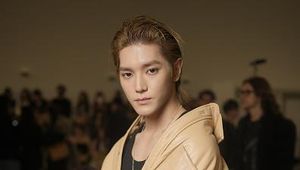 7 Gaya Taeyong NCT Hadiri Paris Fashion Week 2023, Pakai Jaket Rp 98 Juta