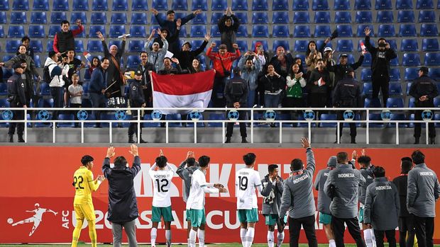 Para pemain Timnas U-20 Indonesia dan ofisial menemui para suporter Indonesia seusai memenangi pertandingan melawan Timnas U-20 Suriah dalam kualifikasi Grup A Piala Asia U-20 di Stadion Lokomotiv, Tashkent, Uzbekistan, Sabtu (4/3/2023). Timnas U-20 Indonesia berhasil menang 1-0 atas Timnas U-20 Suriah. ANTARA FOTO/Sigid Kurniawan/nz.