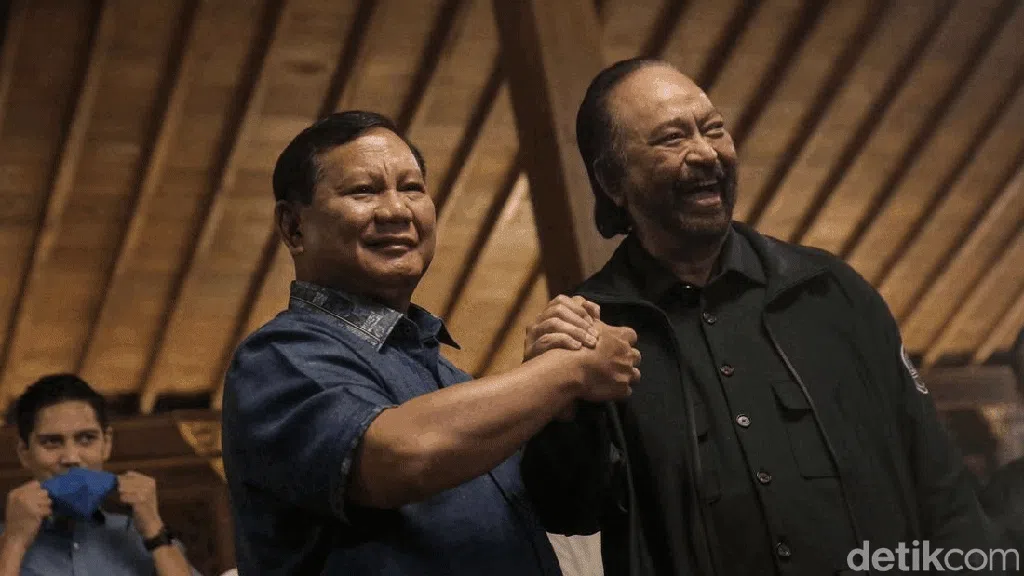 Usai Pertemuan, Prabowo-Surya Paloh Salam Komando dan Berpelukan