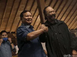Usai Pertemuan, Prabowo-Surya Paloh Salam Komando dan Berpelukan