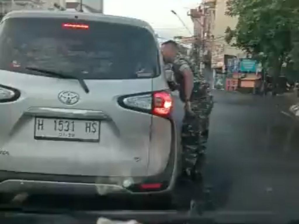 Viral Video Oknum TNI Marahi Pemobil dan Keluarkan Sajam di Semarang