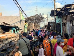 Warga Sempat Padati Lokasi Kebakaran Depo BBM Plumpang Sore Tadi