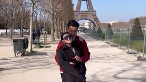 7 Foto Romantis Wika Salim Dilamar Pacar di Depan Menara Eiffel saat Ultah