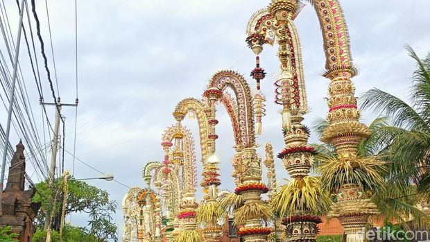 Penjor sering ditemukan di sekitar pura jelang Nyepi. Penjor berbentuk tiang bambu melengkung berukuran tinggi yang dihias pernak-pernik. Apa itu penjor?