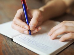 10 Puisi Tentang Kesedihan, Kesepian, Perpisahan, dan Air Mata