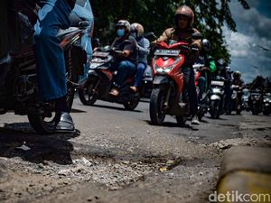 Awas! Jalan TB Simatupang Arah RS Fatmawati Berlubang
