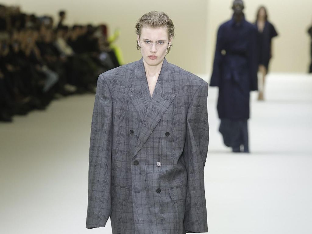 Balenciaga Gelar Peragaan Perdana Pasca-Kontroversi, Minus Selebriti Balenciaga Gelar Peragaan Perdana Pasca-Kontroversi, Minus Selebriti