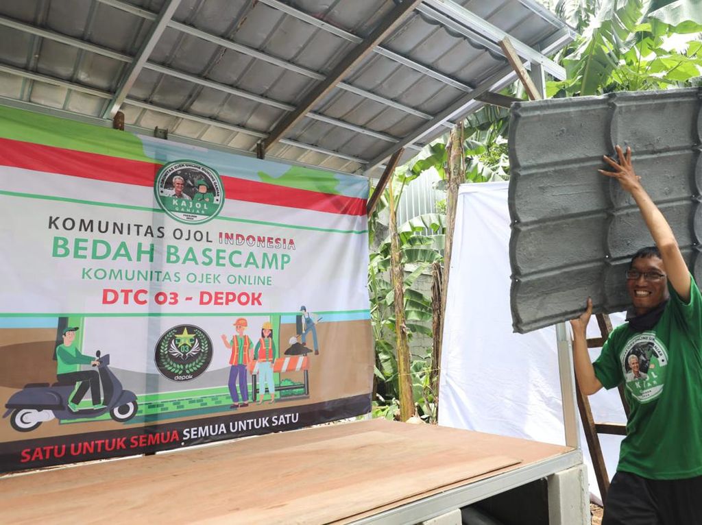 Kajol Indonesia Dukung Ganjar Perbaiki Basecamp Ojol di Depok