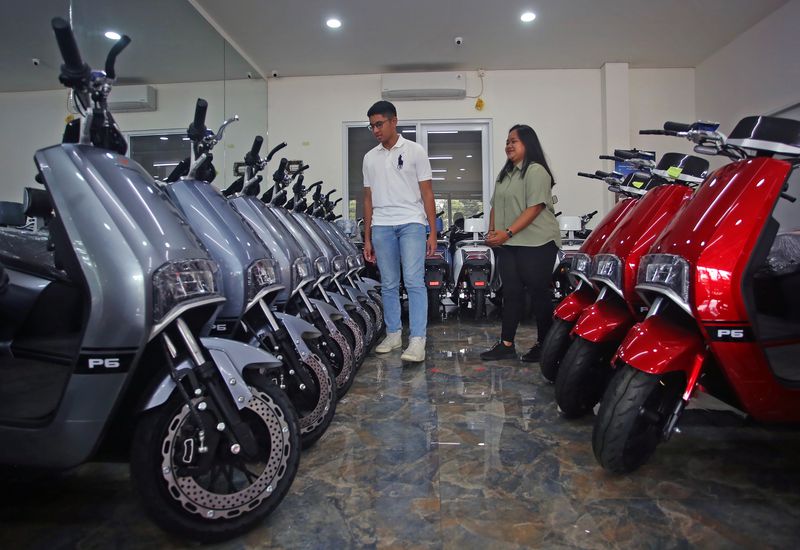 Calon pembeli didampingi tenaga penjual melihat motor listrik yang di jual di showroom motor listrik Tangkas Ciater, Tangerang Selatan, Banten, Senin (6/3/2023). Pemerintah mulai 20 Maret 2023 memberikan subsidi kendaraan listrik, demi meningkatkan keterjangkauan harga dan daya beli masyarakat terhadap kendaraan listrik, serta memacu perkembangan industri otomotif energi baru. ANTARA FOTO/Muhammad Iqbal/hp.