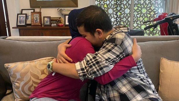 Beri Aldila Jelita Pelukan Mesra, Indra Bekti Masih Berharap Rujuk?