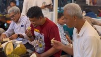 Beda Cara Bobby Nasution dan Ganjar Pranowo Menikmati Durian