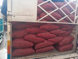 Pasok buat Ramadan, Truk Pengangkut Cabai & Bawang Merah Tiba di Pasar Induk