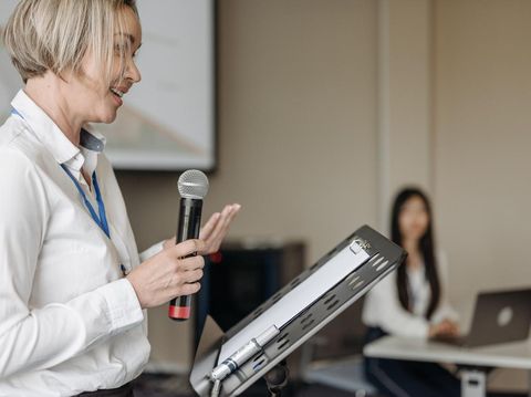 Cara melatih public speaking di lingkungan kerja. /Foto: Pexels.com/paveldanilyuk.