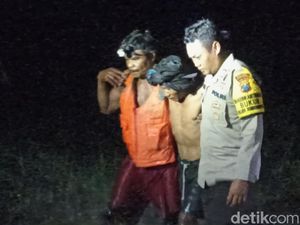 Momen Mendebarkan Puluhan Warga Terjebak di Delta Sungai Brantas Tulungagung Momen Mendebarkan Puluhan Warga Terjebak di Delta Sungai Brantas Tulungagung
