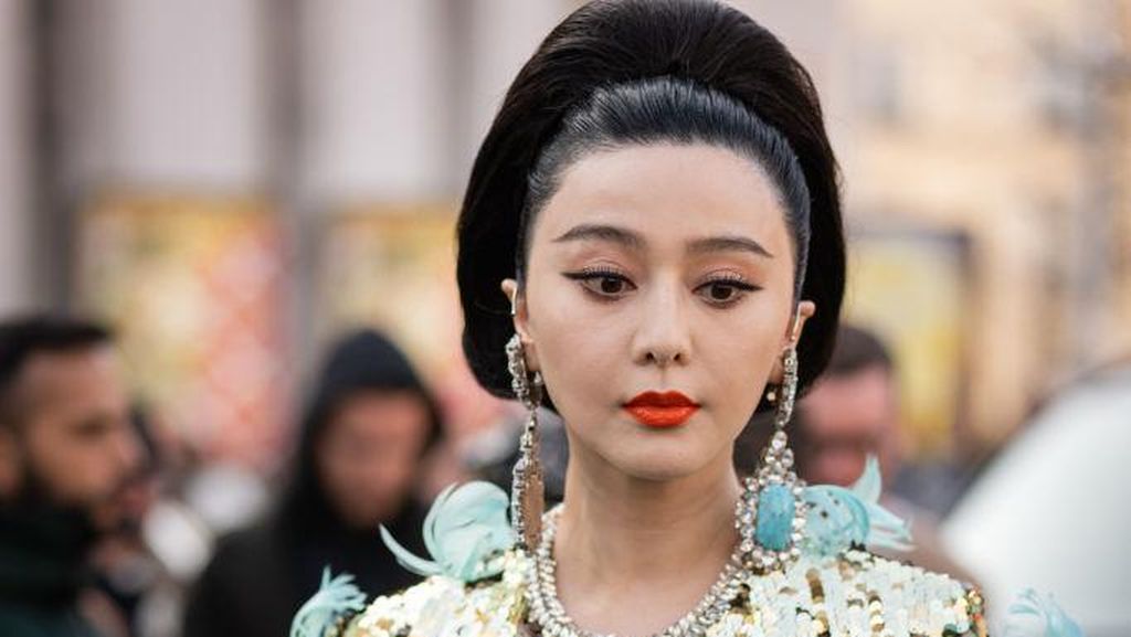 9 Foto Fan Bingbing Glamor di Paris Fashion Week Usai Jadi Tahanan Rumah